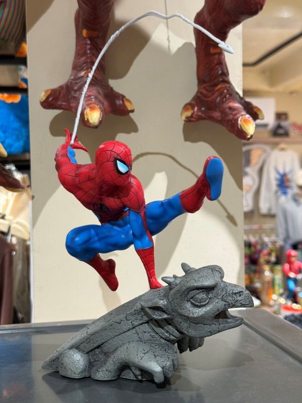 日本迪士尼Disney Spiderman 樹酯雕像 