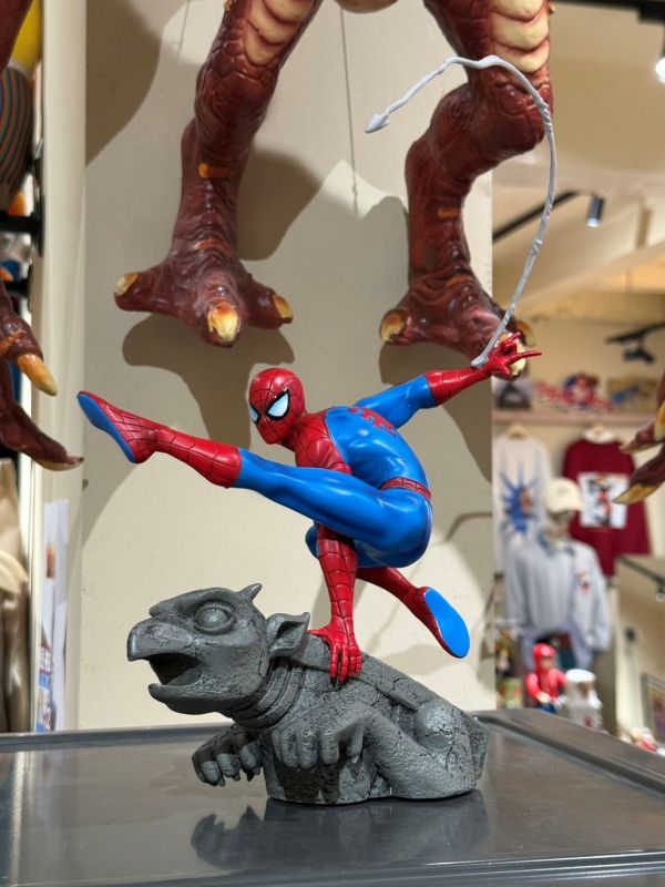 日本迪士尼Disney Spiderman 樹酯雕像 