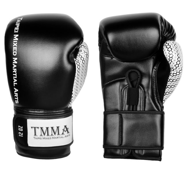 【TMMA】TMMA限定 合成皮拳套 拳套 拳擊 泰拳 MMA - 黑/白 - TMMA BG SPIRIT #拳套 #拳擊手套 #TMMA #台北格鬥運動館 #格鬥裝備 #格鬥用品 #拳擊 #拳擊有氧 #踢拳 #踢拳擊 #泰拳 #散打 #MMA #格鬥 #沙包拳套 #練習拳套 #比賽拳套 #初階拳套 #入門拳套 #專業拳套 #TMMA