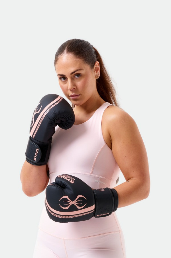 【TMMA】STING Aurora黎明女神系列 合成皮拳套 拳擊- 黑/桃色 - 1037809 #拳套 #拳擊手套 #格鬥裝備 #格鬥用品 #拳擊 #拳擊有氧 #踢拳 #踢拳擊 #泰拳 #散打 #MMA #格鬥 #沙包拳套 #沙包 #練習拳套 #練習拳套 #手綁帶