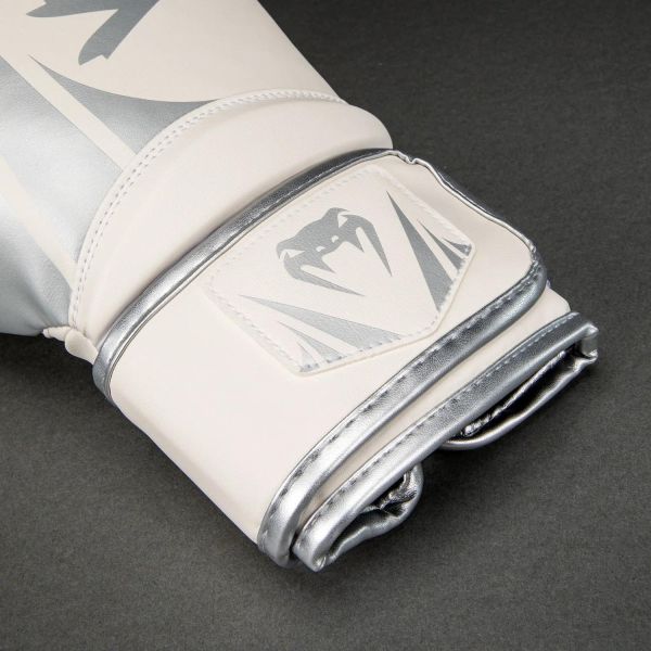 【TMMA】VENUM 拳套 拳擊 泰拳 MMA 挑戰者系列2.5 - 白/銀 - 06043-408 #拳套 #拳擊手套 #格鬥裝備 #格鬥用品 #拳擊 #拳擊有氧 #踢拳 #踢拳擊 #泰拳 #散打 #MMA #格鬥 #沙包拳套 #沙包 #練習拳套 #練習拳套 #手綁帶