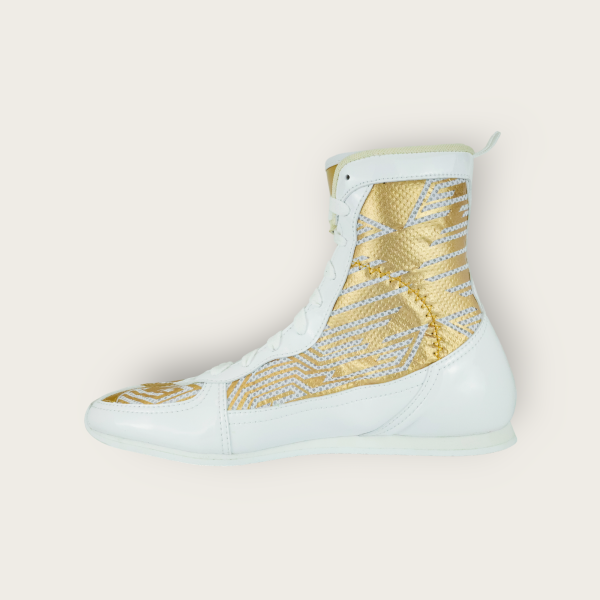 【TMMA】FUEGO FUTURO MODEL 系列 中高筒 輕量 合成皮 拳擊鞋-金/白/白－FUE BOS #拳擊鞋 #格鬥裝備 #TMMA #台北格鬥運動館 #格鬥用品 #拳擊 #拳擊有氧 #踢拳 #踢拳擊 #泰拳 #散打 #MMA #格鬥 #比賽拳擊鞋 #入門拳擊鞋 #初階拳擊鞋 #FUEGO