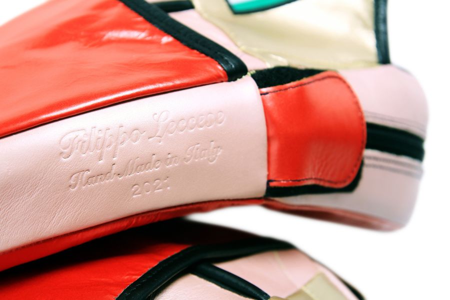 【TMMA】DI NARDO 義大利手工真皮訓練手靶 - 金屬金/紅 - KFIF33 #格鬥裝備 #TMMA #台北格鬥運動館 #格鬥用品 #拳擊 #拳擊有氧 #踢拳 #踢拳擊 #泰拳 #散打 #MMA #格鬥 #靶具 #連指訓練手靶 #手靶 #訓練手靶 #方型曲線靶 #大腳靶 #訓練拍靶 #拍靶 #拳腳靶 #泰靶 #泰拳靶 #泰式拳腳靶 #加長型手靶 #打擊棒 #腰靶 #肚靶 #速度靶 #拳擊手靶 DI NARDO