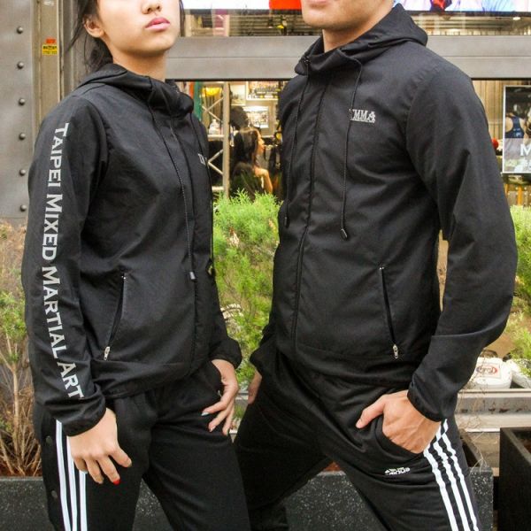【TMMA】TMMA限定 立領連帽運動風衣外套 - 黑 - TMMA-004 #格鬥服飾 #格鬥裝備 #TMMA #台北格鬥運動館 #格鬥用品 #拳擊 #拳擊有氧 #踢拳 #踢拳擊 #泰拳 #散打 #MMA #格鬥 #格鬥周邊 #排汗衣 #機能衣 #休閒服 #帽T #T恤 #運動服 #運動背心 #運動外套 #風衣 #防風外套 #TMMA
