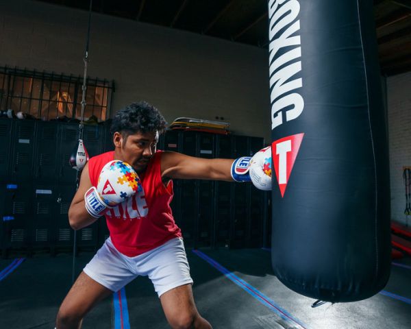 【TMMA】TITLE GEL World V2T系列 拼圖 限量款 沙袋拳套 - 白/紅/藍 - GTWBGLE2 #拳套 #拳擊手套 #TMMA #台北格鬥運動館 #格鬥裝備 #格鬥用品 #拳擊 #拳擊有氧 #踢拳 #踢拳擊 #泰拳 #散打 #MMA #格鬥 #沙包拳套 #練習拳套 #比賽拳套 #初階拳套 #入門拳套 #專業拳套 #TITLE