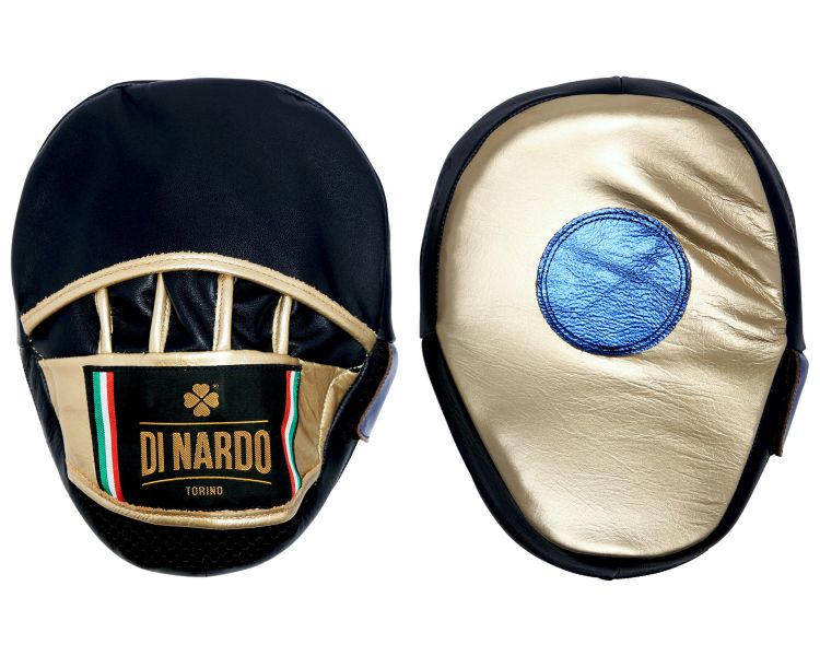 【TMMA】DI NARDO 義大利手工真皮訓練手靶 - 藍/金屬金 - CKCKNK #格鬥裝備 #TMMA #台北格鬥運動館 #格鬥用品 #拳擊 #拳擊有氧 #踢拳 #踢拳擊 #泰拳 #散打 #MMA #格鬥 #靶具 #連指訓練手靶 #手靶 #訓練手靶 #方型曲線靶 #大腳靶 #訓練拍靶 #拍靶 #拳腳靶 #泰靶 #泰拳靶 #泰式拳腳靶 #加長型手靶 #打擊棒 #腰靶 #肚靶 #速度靶 #拳擊手靶 DI NARDO