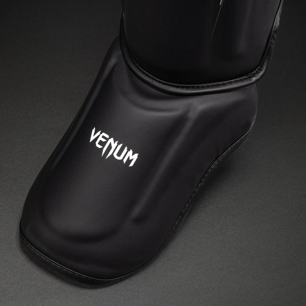 【TMMA】VENUM Streamline 泰拳 踢拳 合成皮 護腳脛 - 黑/白 - 06305-108 #拳套 #拳擊手套 #格鬥裝備 #格鬥用品 #拳擊 #拳擊有氧 #踢拳 #踢拳擊 #泰拳 #散打 #MMA #格鬥 #沙包拳套 #沙包 #練習拳套 #練習拳套 #手綁帶