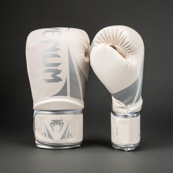 【TMMA】VENUM 拳套 拳擊 泰拳 MMA 挑戰者系列2.5 - 白/銀 - 06043-408 #拳套 #拳擊手套 #格鬥裝備 #格鬥用品 #拳擊 #拳擊有氧 #踢拳 #踢拳擊 #泰拳 #散打 #MMA #格鬥 #沙包拳套 #沙包 #練習拳套 #練習拳套 #手綁帶