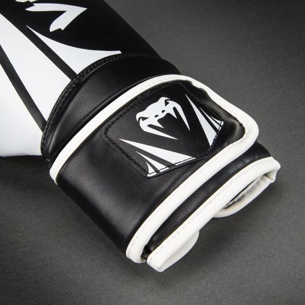 【TMMA】VENUM 拳套 拳擊 泰拳 MMA 挑戰者系列2.5 - 黑/白 - 06043-108 #拳套 #拳擊手套 #格鬥裝備 #格鬥用品 #拳擊 #拳擊有氧 #踢拳 #踢拳擊 #泰拳 #散打 #MMA #格鬥 #沙包拳套 #沙包 #練習拳套 #練習拳套 #手綁帶