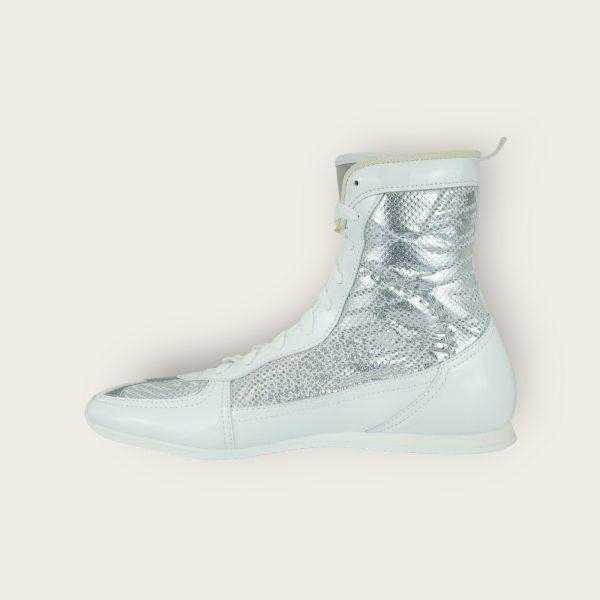 【TMMA】FUEGO FUTURO MODEL 系列 中高筒 輕量 合成皮 拳擊鞋-銀/白/白－FUE BOS #拳擊鞋 #格鬥裝備 #TMMA #台北格鬥運動館 #格鬥用品 #拳擊 #拳擊有氧 #踢拳 #踢拳擊 #泰拳 #散打 #MMA #格鬥 #比賽拳擊鞋 #入門拳擊鞋 #初階拳擊鞋 #FUEGO