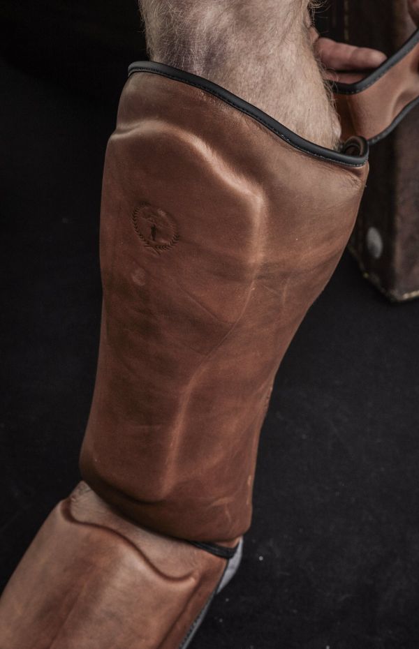 【TMMA】MVP PRO系列 真皮護腳脛 - 棕色 - PRO SP #護腳脛 #腳脛 #棉織腳脛 #棉織護腳脛 #格鬥裝備 #TMMA #台北格鬥運動館 #格鬥用品 #拳擊 #拳擊有氧 #踢拳 #踢拳擊 #泰拳 #散打 #MMA #格鬥 #比賽護腳脛 #比賽腳脛 #比賽棉織腳脛 #入門腳脛 #入門護腳脛 #初階護腳脛 #初階腳脛 #MVP