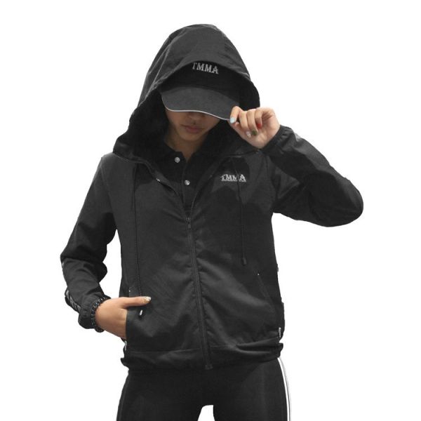【TMMA】TMMA限定 立領連帽運動風衣外套 - 黑 - TMMA-004 #格鬥服飾 #格鬥裝備 #TMMA #台北格鬥運動館 #格鬥用品 #拳擊 #拳擊有氧 #踢拳 #踢拳擊 #泰拳 #散打 #MMA #格鬥 #格鬥周邊 #排汗衣 #機能衣 #休閒服 #帽T #T恤 #運動服 #運動背心 #運動外套 #風衣 #防風外套 #TMMA