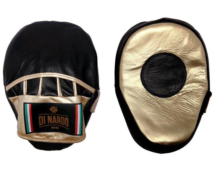 【TMMA】DI NARDO 義大利手工真皮訓練手靶 - 黑/金 - 0K0K0K #格鬥裝備 #TMMA #台北格鬥運動館 #格鬥用品 #拳擊 #拳擊有氧 #踢拳 #踢拳擊 #泰拳 #散打 #MMA #格鬥 #靶具 #連指訓練手靶 #手靶 #訓練手靶 #方型曲線靶 #大腳靶 #訓練拍靶 #拍靶 #拳腳靶 #泰靶 #泰拳靶 #泰式拳腳靶 #加長型手靶 #打擊棒 #腰靶 #肚靶 #速度靶 #拳擊手靶 DI NARDO