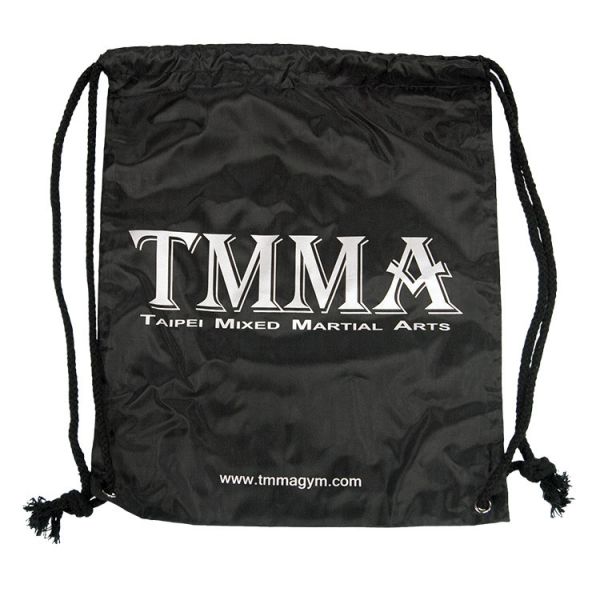 【TMMA】TMMA限定－經典LOGO 運動束口袋 - 黑 - FS PS 2 BK #格鬥裝備 #TMMA #台北格鬥運動館 #格鬥用品 #拳擊 #拳擊有氧 #踢拳 #踢拳擊 #泰拳 #散打 #MMA #格鬥 #運動背包 #腰包 #束口袋 #裝備包 #旅行袋 #旅行包 #護具包 #訓練包 #登山包 #跨包 #束口袋 #TMMA