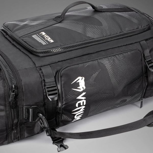 【TMMA】Venum Shockwave  Convertible 系列裝備側揹/後揹包-黑-05960-001 #拳套 #拳擊手套 #格鬥裝備 #格鬥用品 #拳擊 #拳擊有氧 #踢拳 #踢拳擊 #泰拳 #散打 #MMA #格鬥 #沙包拳套 #沙包 #練習拳套 #練習拳套 #手綁帶
