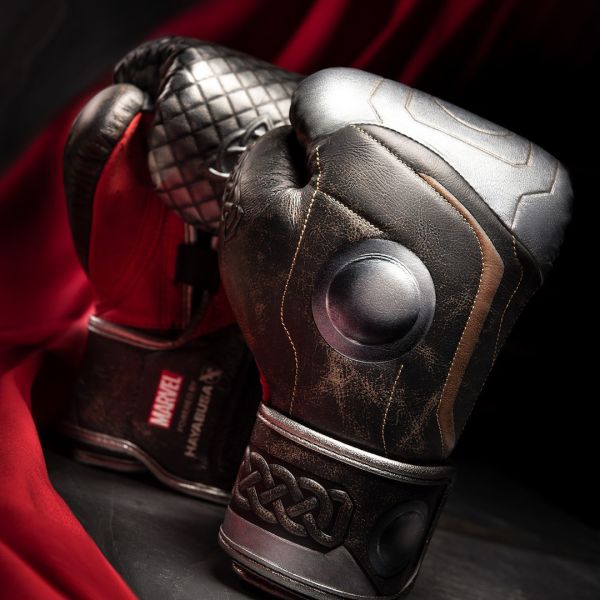 【TMMA】HAYABUSA 漫威英雄系列 拳套 拳擊 泰拳 MMA - 雷神索爾 - MBG-TR-12 #拳套 #拳擊手套 #TMMA #台北格鬥運動館 #格鬥裝備 #格鬥用品 #拳擊 #拳擊有氧 #踢拳 #踢拳擊 #泰拳 #散打 #MMA #格鬥 #沙包拳套 #練習拳套 #比賽拳套 #初階拳套 #入門拳套 #專業拳套 #HAYABUSA