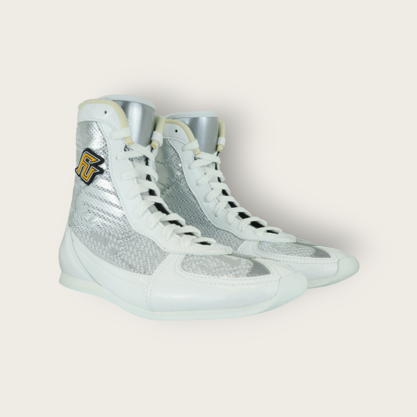 【TMMA】FUEGO FUTURO MODEL 系列 中高筒 輕量 合成皮 拳擊鞋-銀/白/白－FUE BOS #拳擊鞋 #格鬥裝備 #TMMA #台北格鬥運動館 #格鬥用品 #拳擊 #拳擊有氧 #踢拳 #踢拳擊 #泰拳 #散打 #MMA #格鬥 #比賽拳擊鞋 #入門拳擊鞋 #初階拳擊鞋 #FUEGO