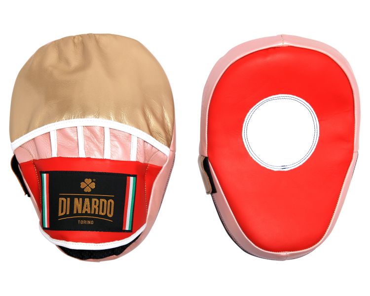 【TMMA】DI NARDO 義大利手工真皮訓練手靶 - 金屬金/紅 - KFIF33 #格鬥裝備 #TMMA #台北格鬥運動館 #格鬥用品 #拳擊 #拳擊有氧 #踢拳 #踢拳擊 #泰拳 #散打 #MMA #格鬥 #靶具 #連指訓練手靶 #手靶 #訓練手靶 #方型曲線靶 #大腳靶 #訓練拍靶 #拍靶 #拳腳靶 #泰靶 #泰拳靶 #泰式拳腳靶 #加長型手靶 #打擊棒 #腰靶 #肚靶 #速度靶 #拳擊手靶 DI NARDO