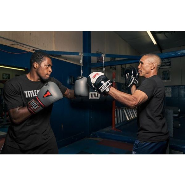 【TMMA】TITLE GEL WORLD V2T 增重 拳套 拳擊 泰拳 MMA - 灰/黑 - GTWWBGV2T #拳套 #拳擊手套 #TMMA #台北格鬥運動館 #格鬥裝備 #格鬥用品 #拳擊 #拳擊有氧 #踢拳 #踢拳擊 #泰拳 #散打 #MMA #格鬥 #沙包拳套 #練習拳套 #比賽拳套 #初階拳套 #入門拳套 #專業拳套 #TITLE