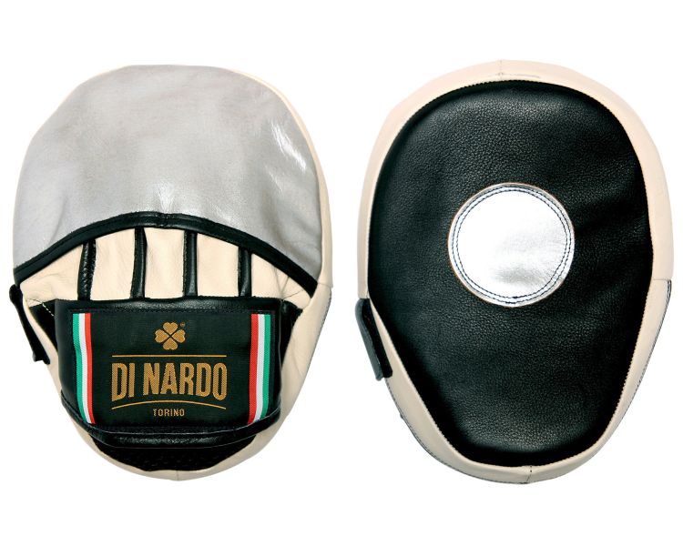 【TMMA】DI NARDO 義大利手工真皮訓練手靶 - 金屬銀/黑 - L030L0 #格鬥裝備 #TMMA #台北格鬥運動館 #格鬥用品 #拳擊 #拳擊有氧 #踢拳 #踢拳擊 #泰拳 #散打 #MMA #格鬥 #靶具 #連指訓練手靶 #手靶 #訓練手靶 #方型曲線靶 #大腳靶 #訓練拍靶 #拍靶 #拳腳靶 #泰靶 #泰拳靶 #泰式拳腳靶 #加長型手靶 #打擊棒 #腰靶 #肚靶 #速度靶 #拳擊手靶 DI NARDO