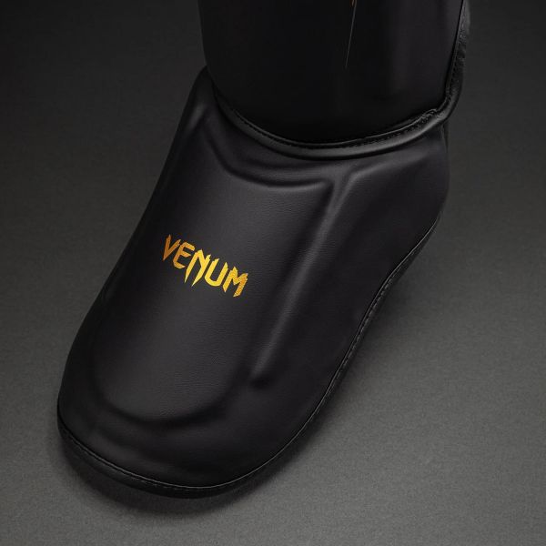 【TMMA】VENUM Streamline 泰拳 踢拳 合成皮 護腳脛 - 黑/金 - 06305-126 #拳套 #拳擊手套 #格鬥裝備 #格鬥用品 #拳擊 #拳擊有氧 #踢拳 #踢拳擊 #泰拳 #散打 #MMA #格鬥 #沙包拳套 #沙包 #練習拳套 #練習拳套 #手綁帶