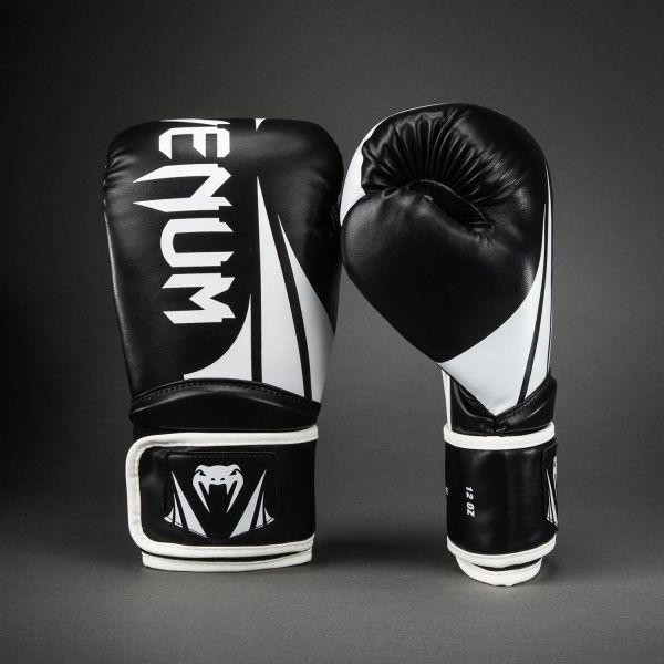 【TMMA】VENUM 拳套 拳擊 泰拳 MMA 挑戰者系列2.5 - 黑/白 - 06043-108 #拳套 #拳擊手套 #格鬥裝備 #格鬥用品 #拳擊 #拳擊有氧 #踢拳 #踢拳擊 #泰拳 #散打 #MMA #格鬥 #沙包拳套 #沙包 #練習拳套 #練習拳套 #手綁帶