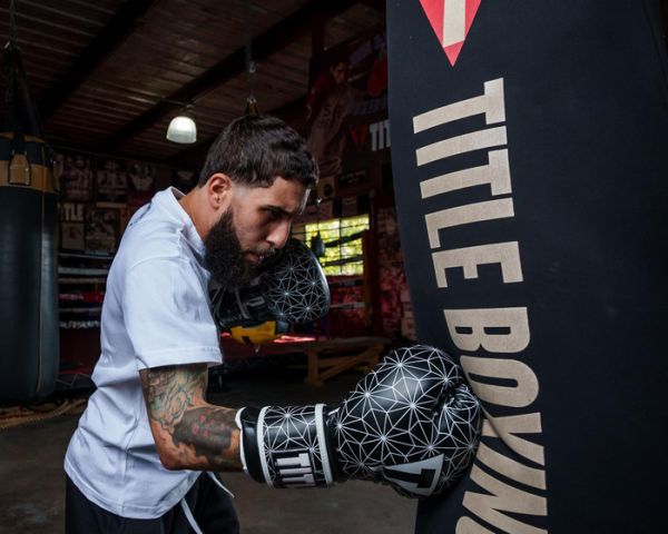 【TMMA】TITLE Spark系列 拳擊 格鬥 訓練 合成皮 沙袋 拳套 - 黑/白 - OASPBG #拳套 #拳擊手套 #TMMA #台北格鬥運動館 #格鬥裝備 #格鬥用品 #拳擊 #拳擊有氧 #踢拳 #踢拳擊 #泰拳 #散打 #MMA #格鬥 #沙包拳套 #練習拳套 #比賽拳套 #初階拳套 #入門拳套 #專業拳套  #TITLE