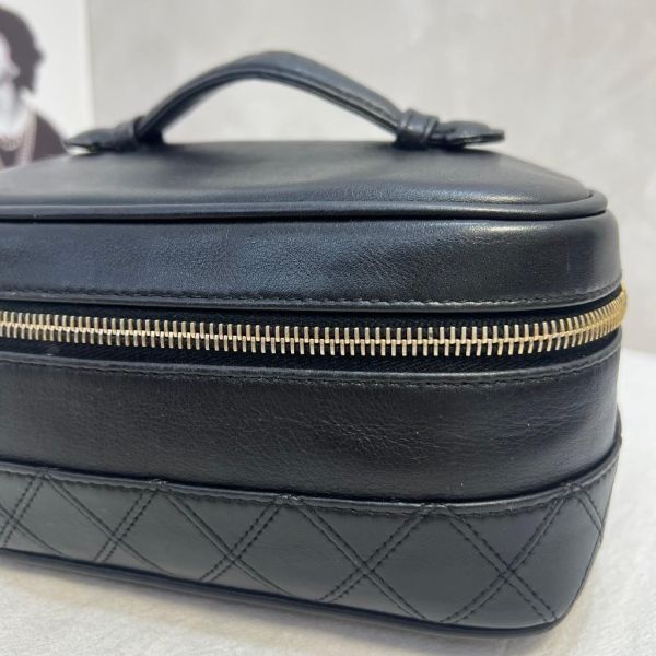 Chanel 雙色皮革化妝包 