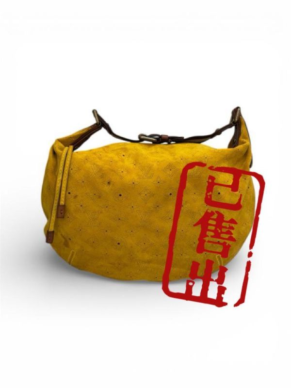 LV 麂皮鏤空腋下包 