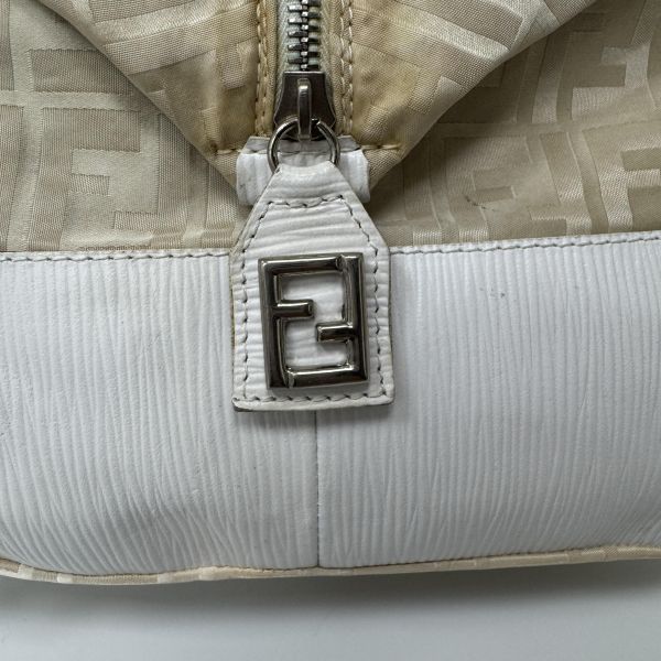 Fendi 奶茶色法棍包 