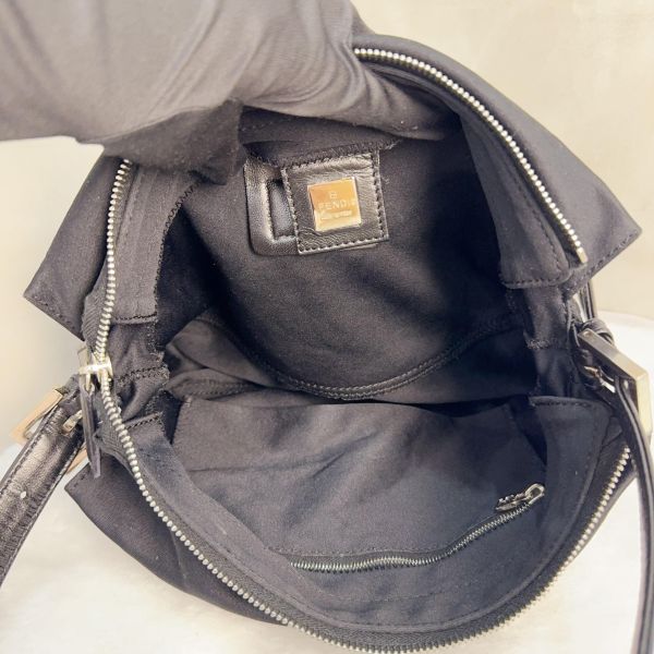Fendi Mamma Baguette 黑色帆布肩背包 
