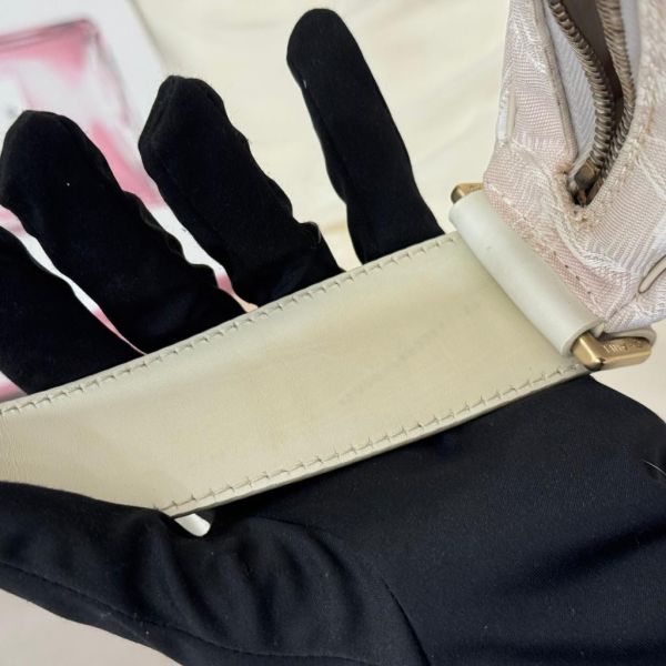 Chanel 粉色冰格腋下包 