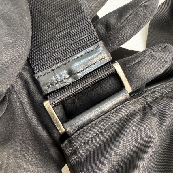 Prada 黑色尼龍斜背包 