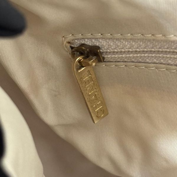 Chanel 粉色冰格腋下包 