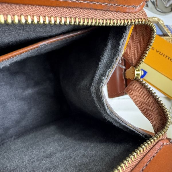 Louis Vuitton Epi棕色手拿包 