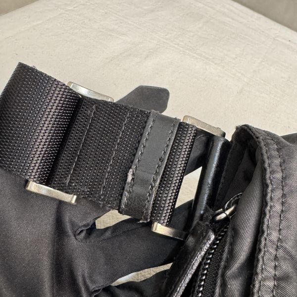 Prada 黑色尼龍斜背包 