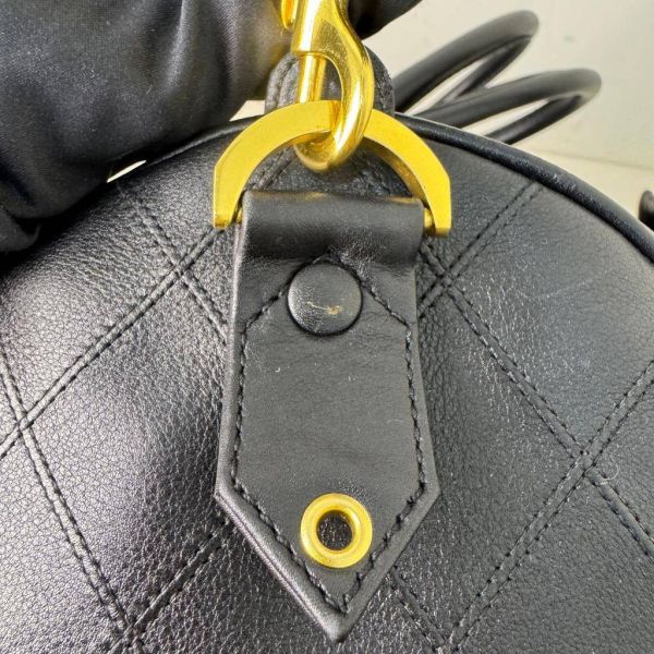 Chanel 菱格紋黑金旅行袋 