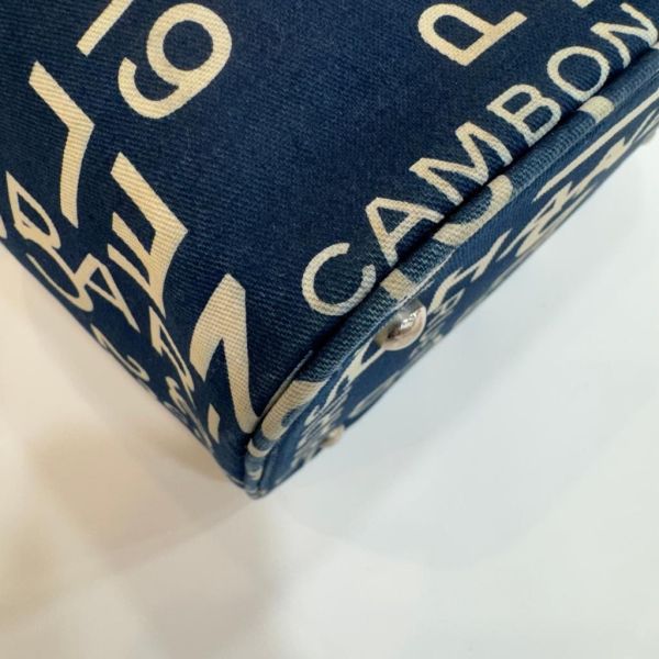 CHANEL 帆布字母塗鴉化妝箱包 