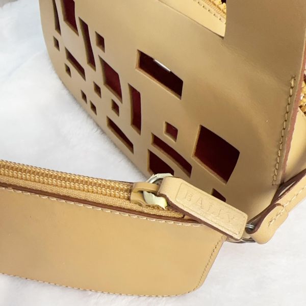 Bally 復古鏤空皮革肩背包 
