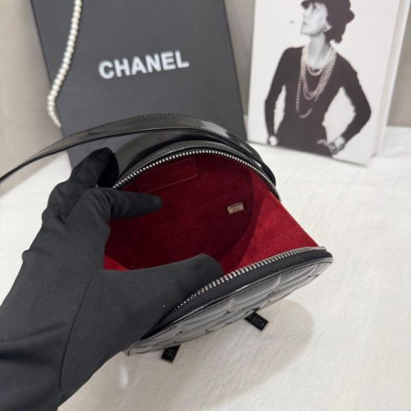 Chanel 漆皮小圓包 