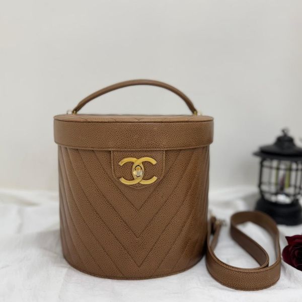 Chanel 奶金水桶化妝包 