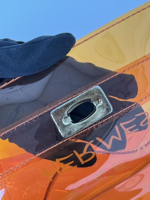 Hermès「Vinyl Kelly」透明橘限量包 