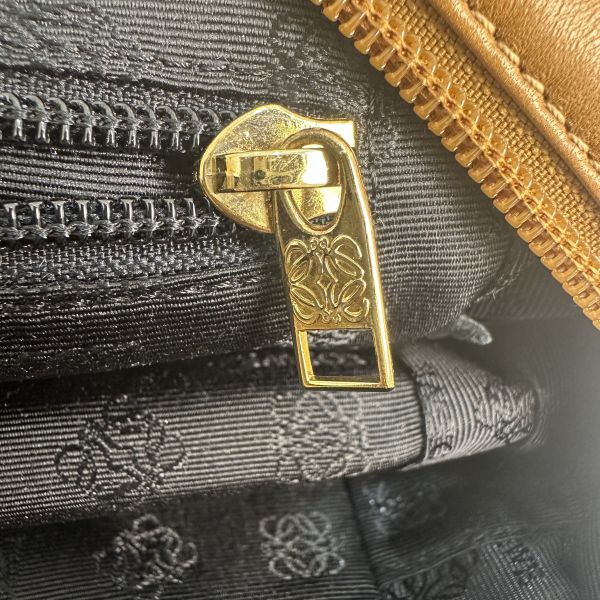 LOEWE 焦糖色手提方形便當包 