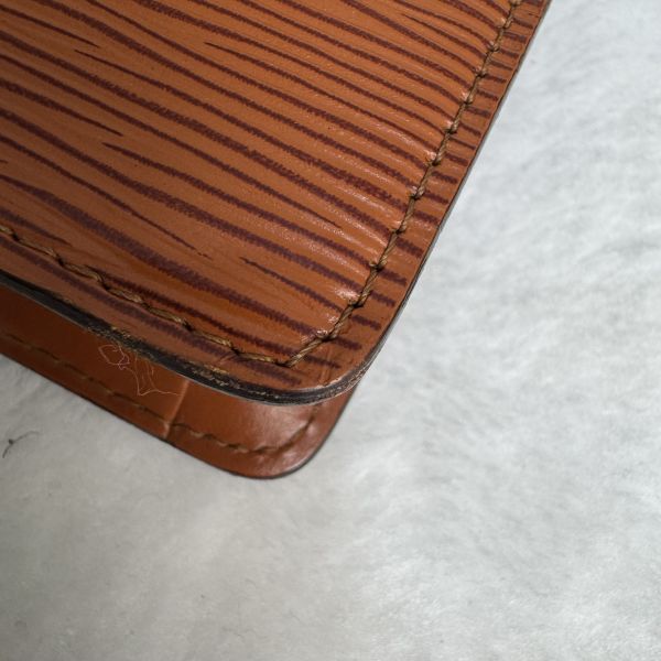 Louis Vuitton 經典皮革手拿包 