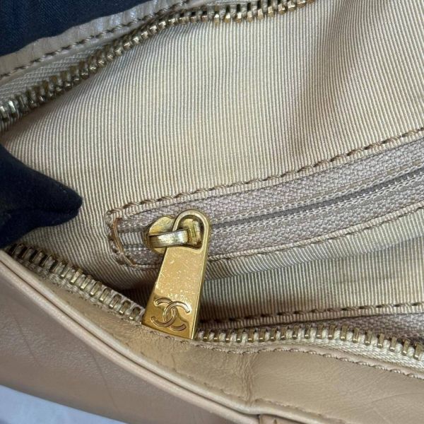 Chanel 浮雕全皮肩背包 