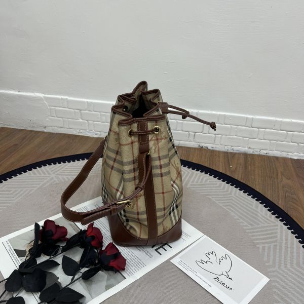 Burberry經典戰馬格紋水桶包 