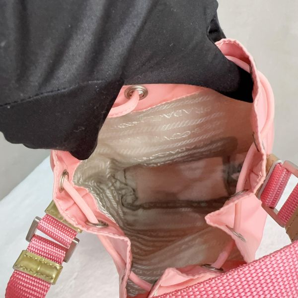 PRADA經典粉灰拼接尼龍水桶手提包 
