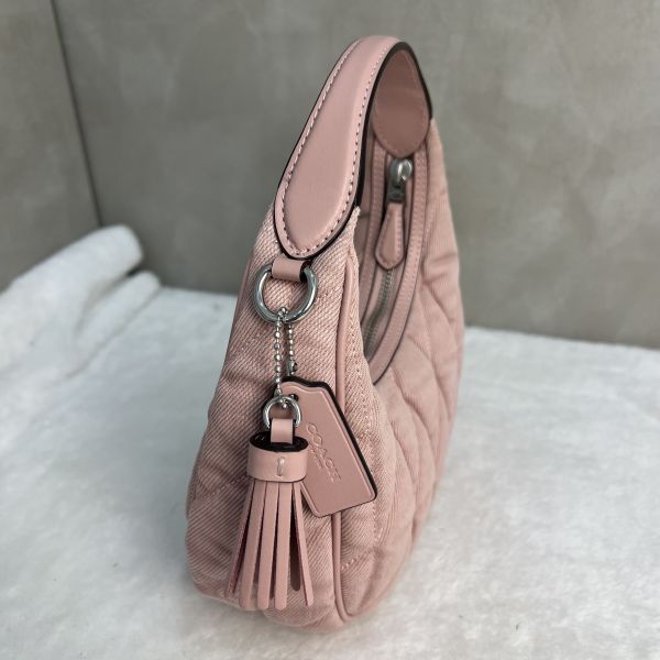 COACH 牛仔斜背兩用彎月包 