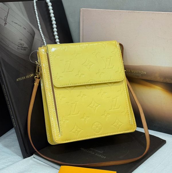 Louis Vuitton 檸檬黃漆皮相機包 