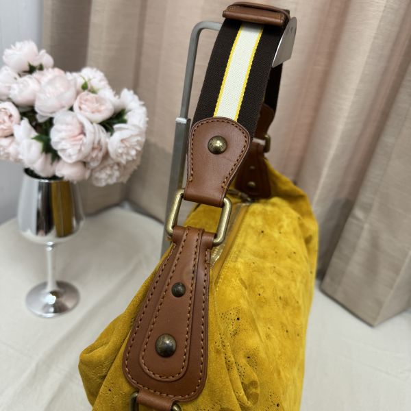 LV 麂皮鏤空腋下包 